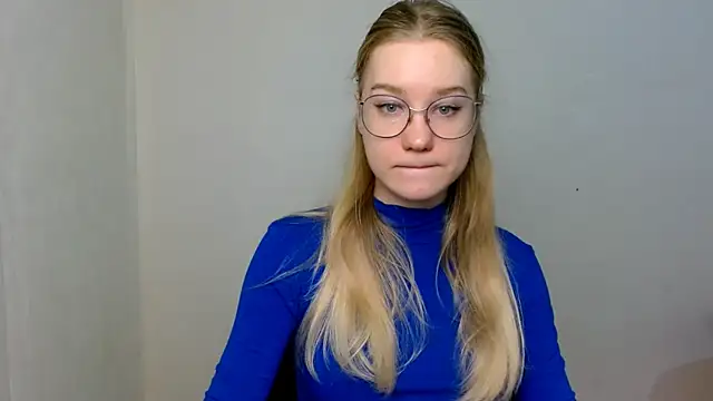 Snapshot of cindi_hot chatting on 12.17.25 cindi hot online show from 12.17.25