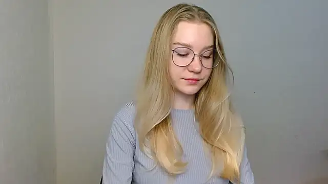 Snapshot of cindi_hot chatting on 12.19.25 cindi hot online show from 12.19.25