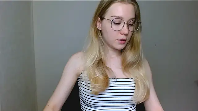 Snapshot of cindi_hot chatting on 12.20.25 cindi hot online show from 12.20.25