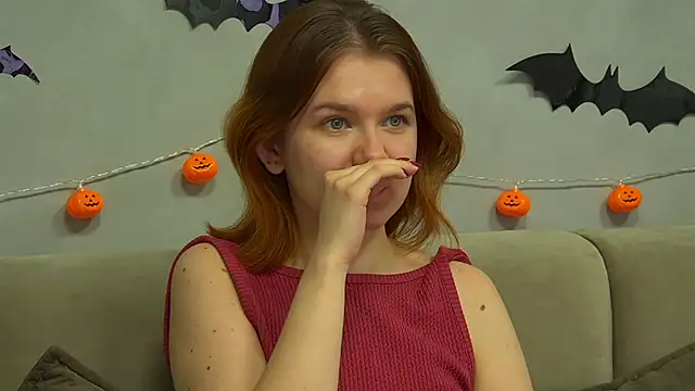 Snapshot of LessySmith chatting on 11.03.25 LessySmith online show from 11.03.25