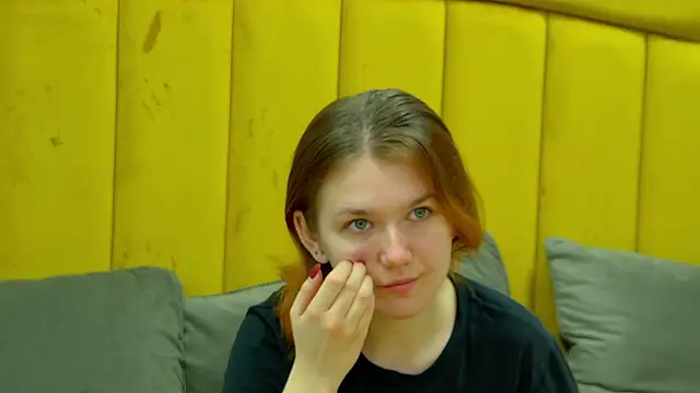 Snapshot of LessySmith chatting on 11.07.25 LessySmith online show from 11.07.25