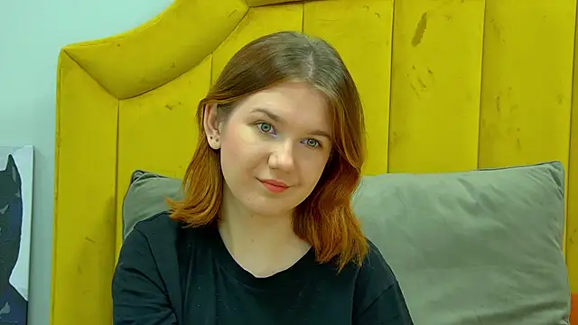 Snapshot of LessySmith chatting on 11.10.25 LessySmith online show from 11.10.25