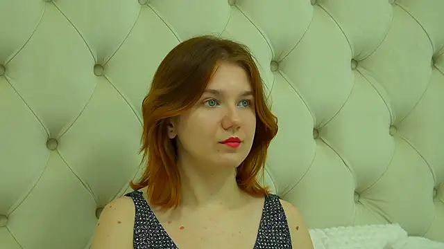 Snapshot of LessySmith chatting on 11.30.25 LessySmith online show from 11.30.25