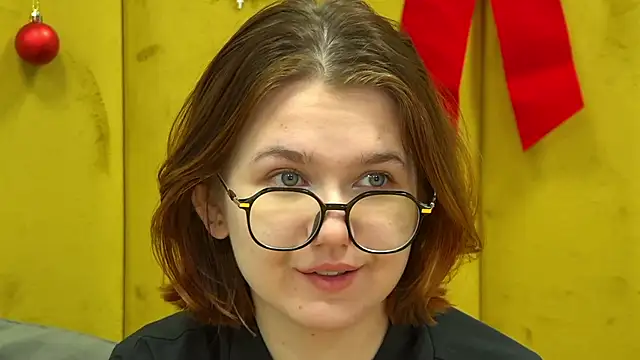 Snapshot of LessySmith chatting on 12.20.25 LessySmith online show from 12.20.25