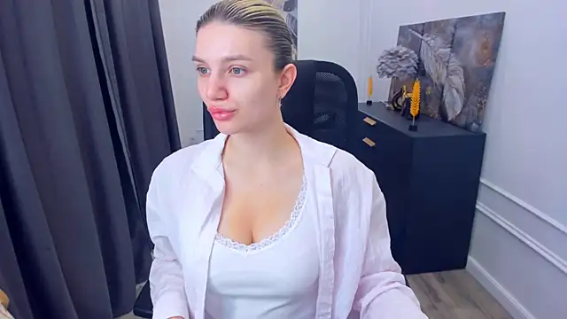 Snapshot of SelenaeMoore chatting on 05.23.26 SelenaeMoore online show from 05.23.26