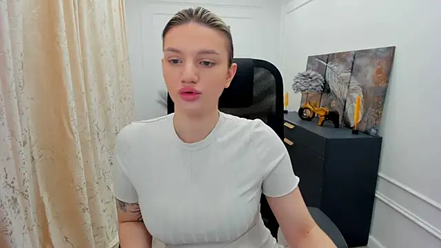 Snapshot of SelenaeMoore chatting on 05.30.26 SelenaeMoore online show from 05.30.26