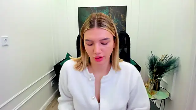 Snapshot of SelenaeMoore chatting on 06.03.26 SelenaeMoore online show from 06.03.26