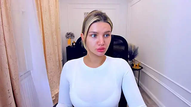 Snapshot of SelenaeMoore chatting on 06.05.26 SelenaeMoore online show from 06.05.26