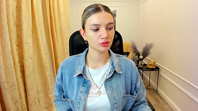 Snapshot of SelenaeMoore chatting on 06.17.26 SelenaeMoore online show from 06.17.26