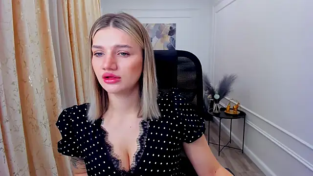 Snapshot of SelenaeMoore chatting on 06.18.26 SelenaeMoore online show from 06.18.26