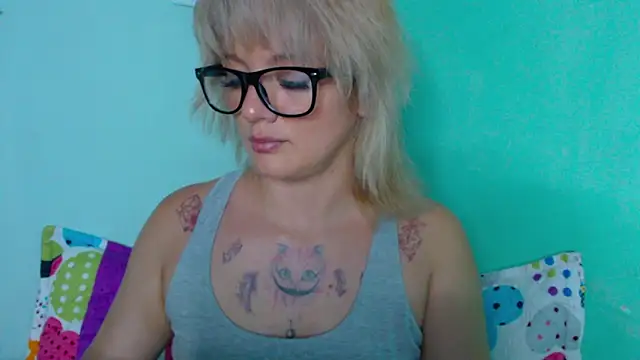 Snapshot of kitten_sweet chatting on 02.04.25 kitten sweet online show from 02.04.25