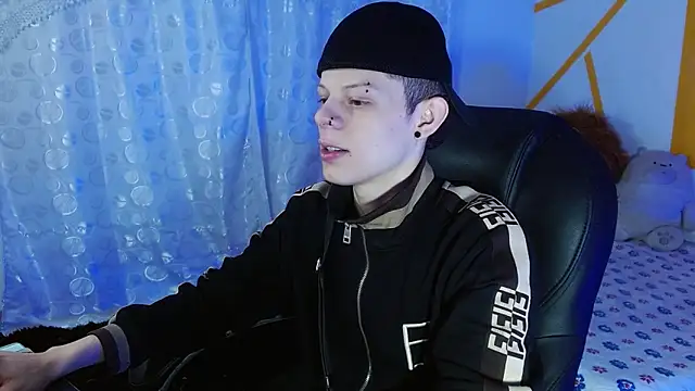 Snapshot of Matthew_Boy_ chatting on 12.19.24 Matthew Boy  online show from 12.19.24