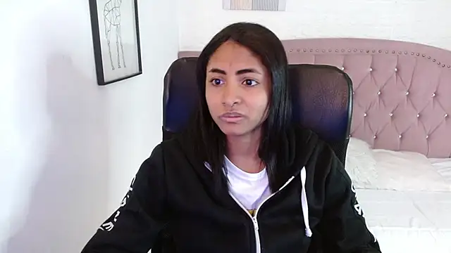 Snapshot of shaneelle chatting on 11.01.25 shaneelle online show from 11.01.25