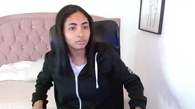 Snapshot of shaneelle chatting on 11.11.25 shaneelle online show from 11.11.25