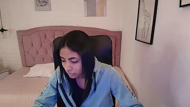 Snapshot of shaneelle chatting on 11.17.25 shaneelle online show from 11.17.25