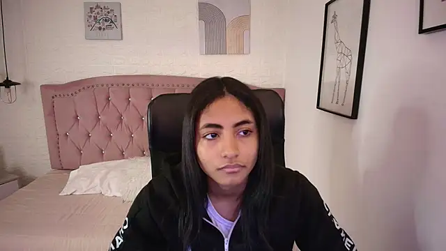 Snapshot of shaneelle chatting on 11.18.25 shaneelle online show from 11.18.25