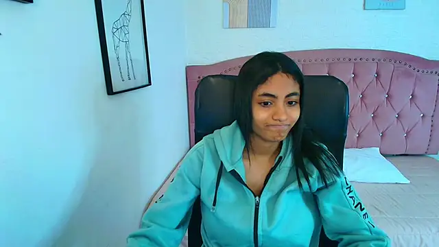 Snapshot of shaneelle chatting on 12.15.25 shaneelle online show from 12.15.25