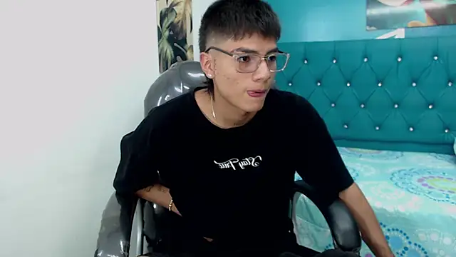 Snapshot of Noha_scott chatting on 01.05.25 Noha scott online show from 01.05.25