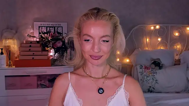 Snapshot of aestetick chatting on 05.19.26 aestetick online show from 05.19.26
