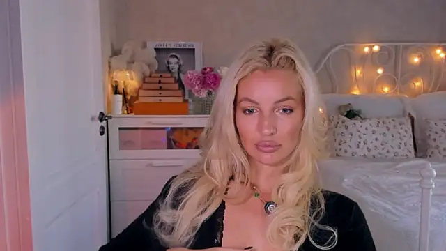 Snapshot of aestetick chatting on 06.18.26 aestetick online show from 06.18.26