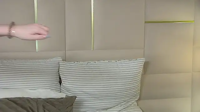 Snapshot of AliceMoreno chatting on 10.17.25 AliceMoreno online show from 10.17.25