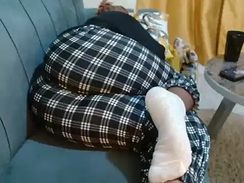 Snapshot of leslysexygirl chatting on 11.21.25 leslysexygirl online show from 11.21.25