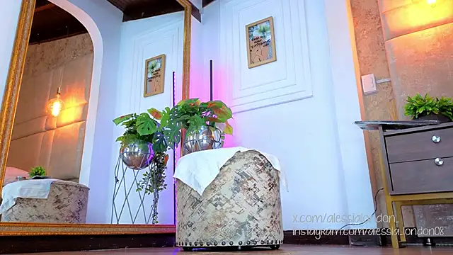 AlessiaLondon online show from 10.25.25