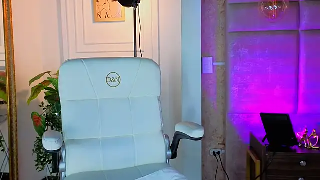 AlessiaLondon online show from 07.20.26