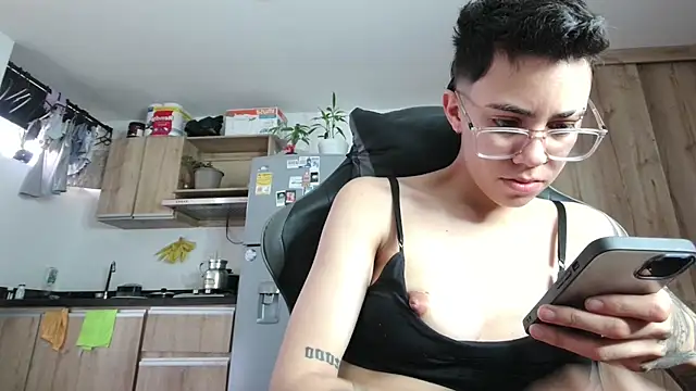 Snapshot of Cutie_Shy_ chatting on 06.24.26 Cutie Shy online show from 06.24.26