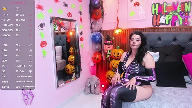 Snapshot of MEYLAGIA chatting on 10.28.25 MEYLAGIA online show from 10.28.25