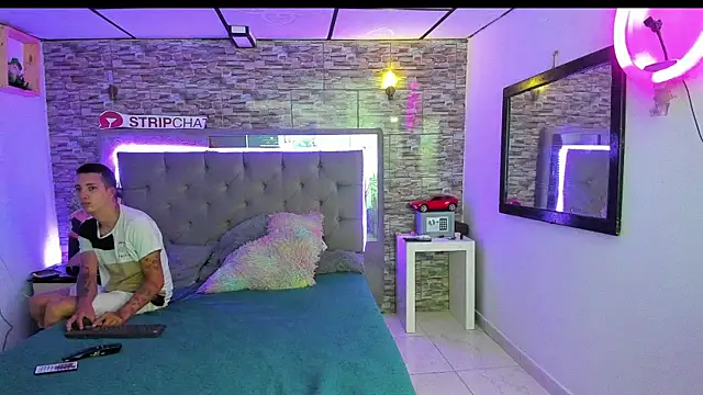 Snapshot of parejacaliente20154 chatting on 06.30.26 parejacaliente20154 online show from 06.30.26