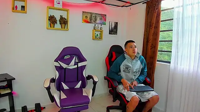Snapshot of parejacaliente20154 chatting on 07.15.26 parejacaliente20154 online show from 07.15.26