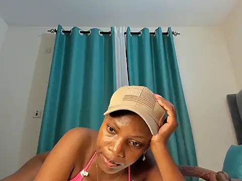 Snapshot of dolly_booty chatting on 10.09.25 dolly booty online show from 10.09.25