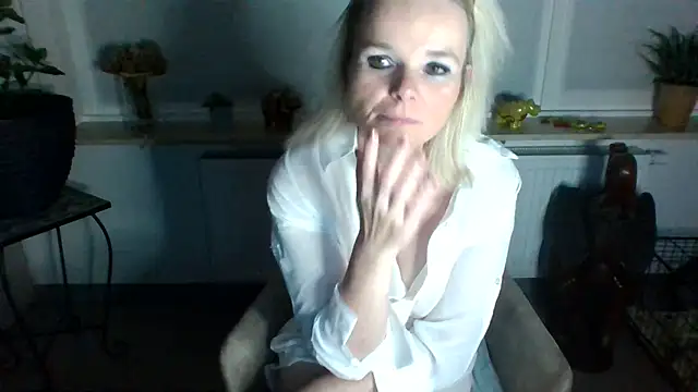 Snapshot of clwm chatting on 12.06.24 clwm online show from 12.06.24