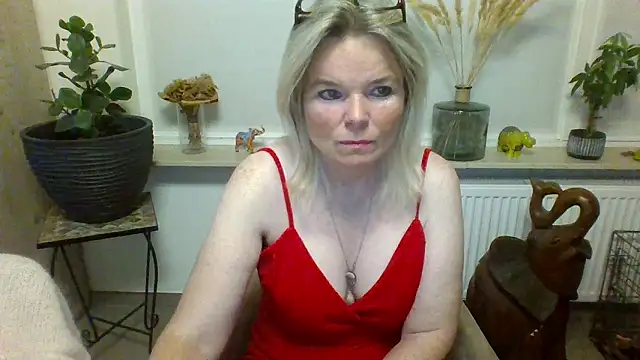 Snapshot of clwm chatting on 10.10.25 clwm online show from 10.10.25