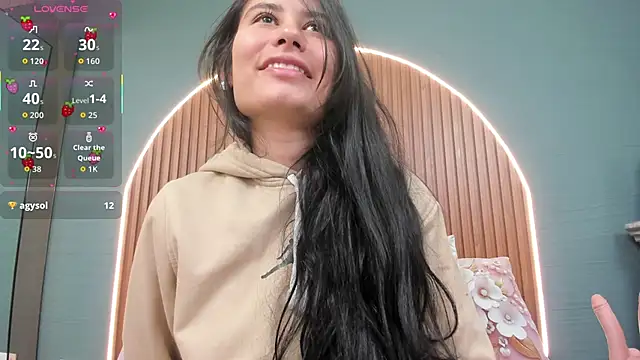 Snapshot of NayeCloud chatting on 10.15.25 NayeCloud online show from 10.15.25