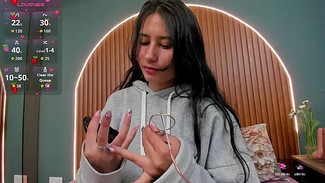 Snapshot of NayeCloud chatting on 10.29.25 NayeCloud online show from 10.29.25