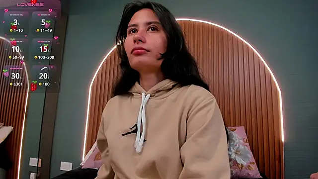 Snapshot of NayeCloud chatting on 10.30.25 NayeCloud online show from 10.30.25