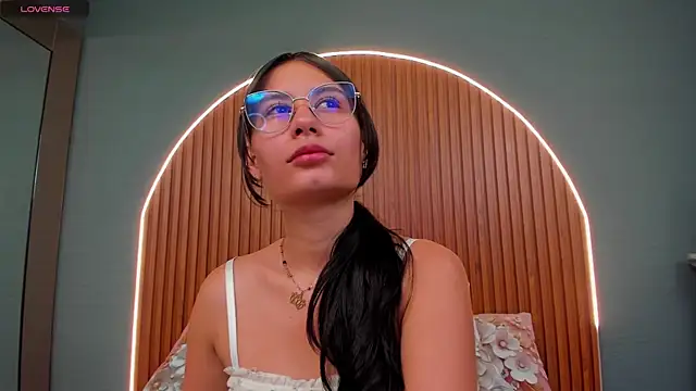 Snapshot of NayeCloud chatting on 11.22.25 NayeCloud online show from 11.22.25