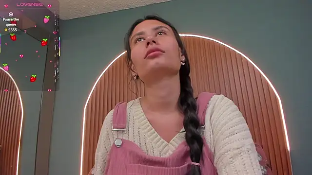 Snapshot of NayeCloud chatting on 11.30.25 NayeCloud online show from 11.30.25