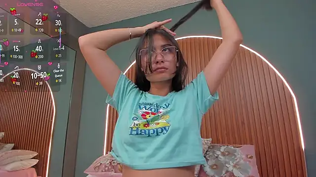 Snapshot of NayeCloud chatting on 12.04.25 NayeCloud online show from 12.04.25