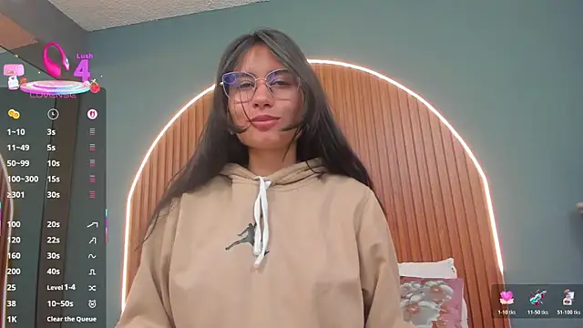 Snapshot of NayeCloud chatting on 12.22.25 NayeCloud online show from 12.22.25