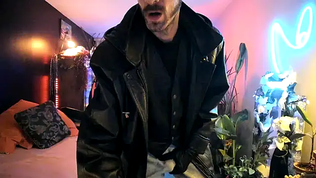 Snapshot of leatherz69 chatting on 12.19.24 leatherz69 online show from 12.19.24