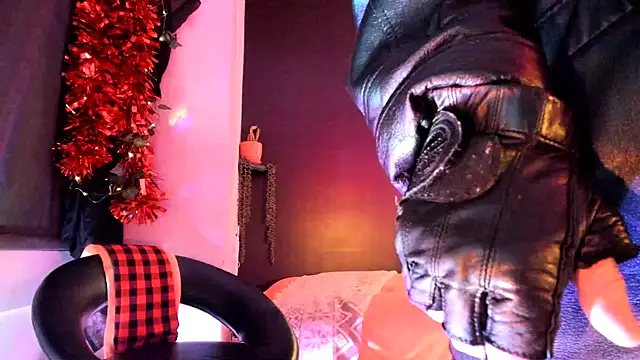 Snapshot of leatherz69 chatting on 02.11.25 leatherz69 online show from 02.11.25