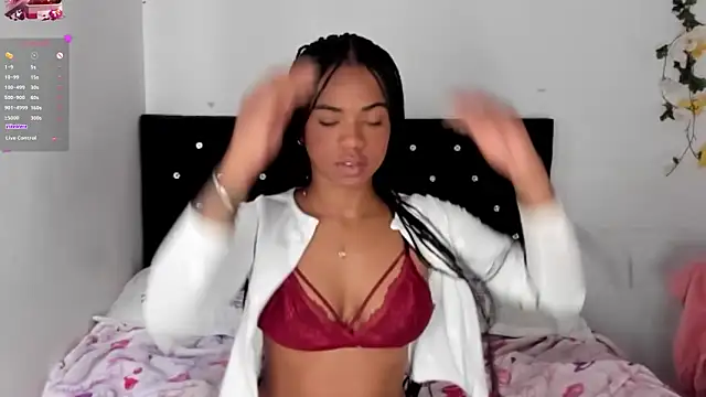 Snapshot of Marce_22 chatting on 02.02.25 Marce 22 online show from 02.02.25