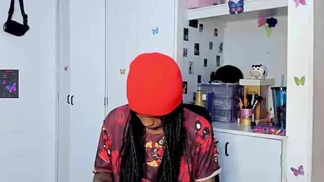 Snapshot of Marce_22 chatting on 02.19.25 Marce 22 online show from 02.19.25