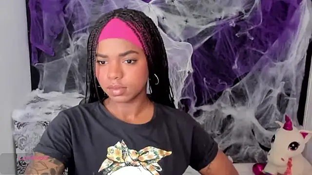 Snapshot of Marce_22 chatting on 10.08.25 Marce 22 online show from 10.08.25