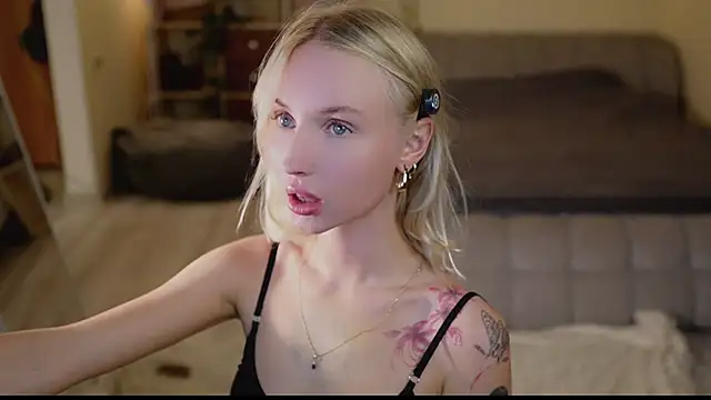 Snapshot of blondy_room chatting on 09.24.25 blondy room online show from 09.24.25