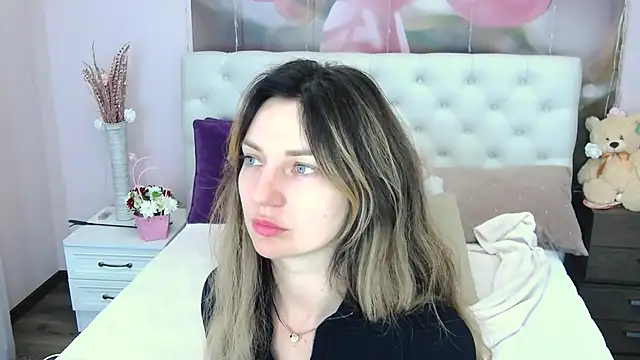 Snapshot of VioletUmi chatting on 09.29.25 VioletUmi online show from 09.29.25