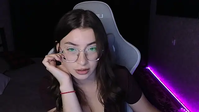 Snapshot of EuphoriaHaily chatting on 11.26.25 EuphoriaHaily online show from 11.26.25